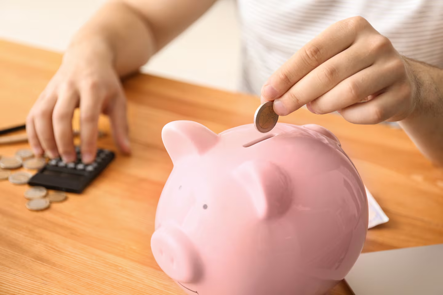 El monto mensual depende de la edad a la que empiece a ahorrar. ‘La Nación’ calculó cuánto tendría que apartar una persona de 20, 30, 40 o 50 años para alcanzar esa meta, sin considerar rendimientos