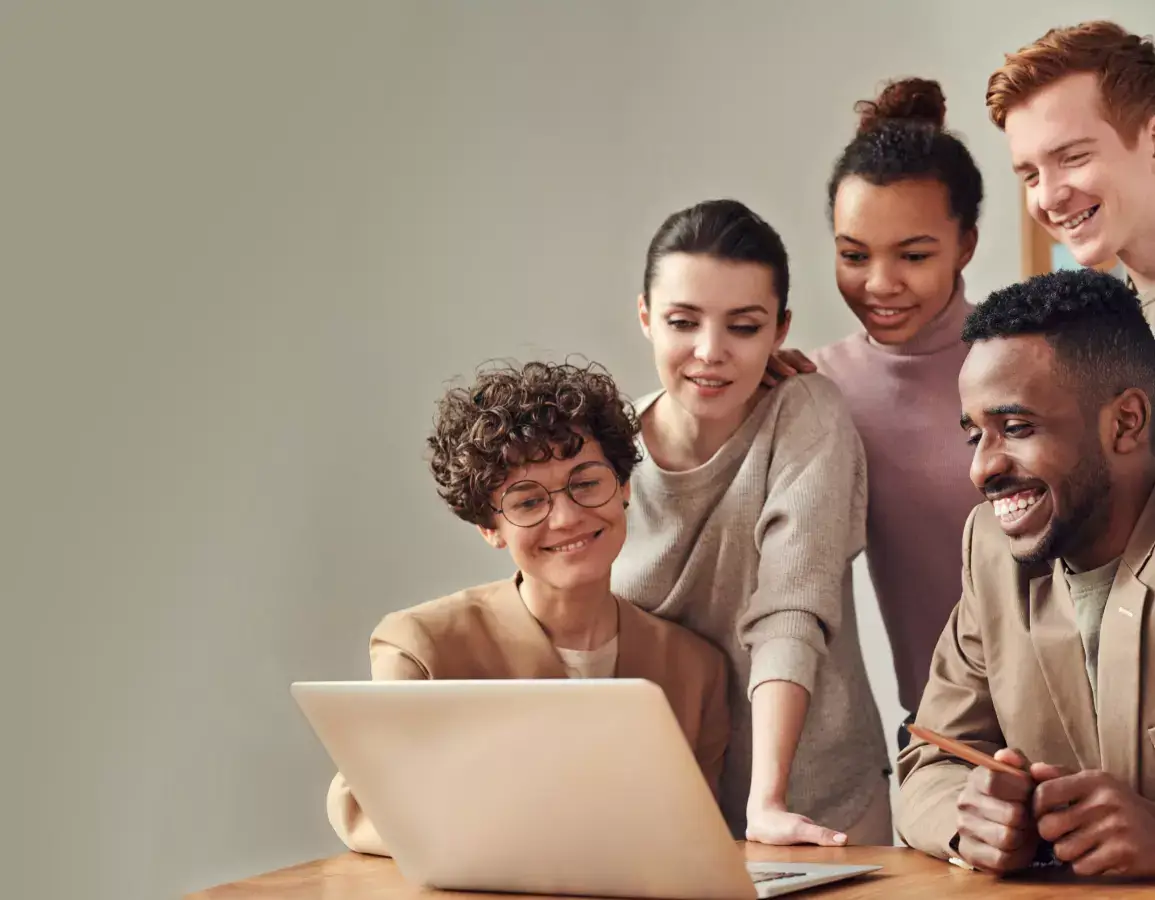 Personas viendo una computadora