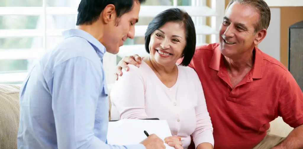 Imagen de tres personas hablando