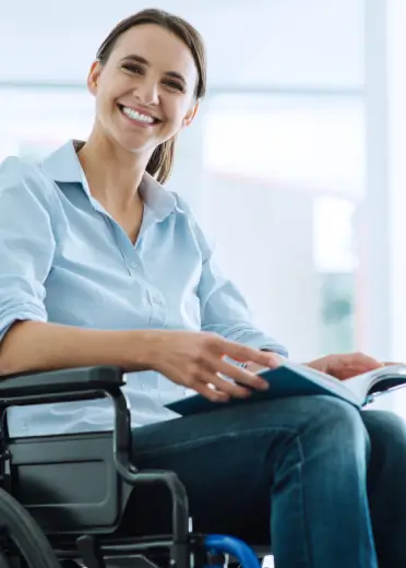 Imagen de una mujer en silla de ruedas leyendo