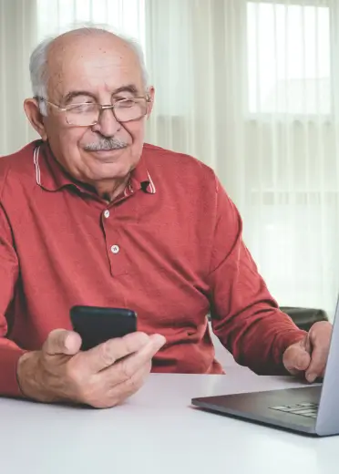 Foto de un adulto mayor con un celular