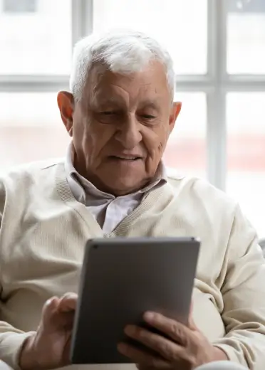 Foto de un adulto mayor con una tablet